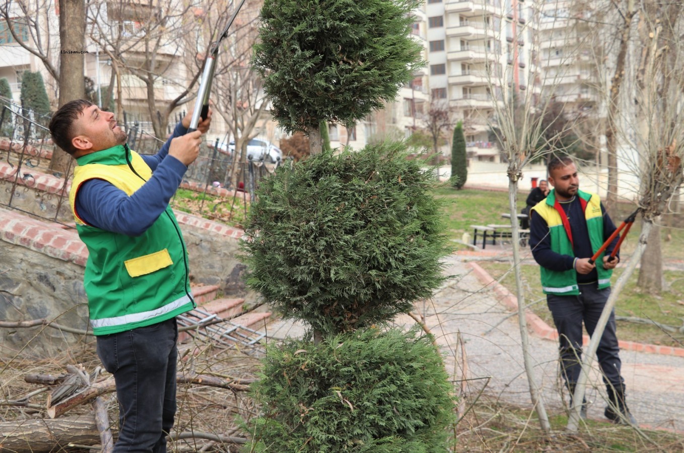 Karaköprü’de parklarda yaza hazırlık çalışmaları yapılıyor;