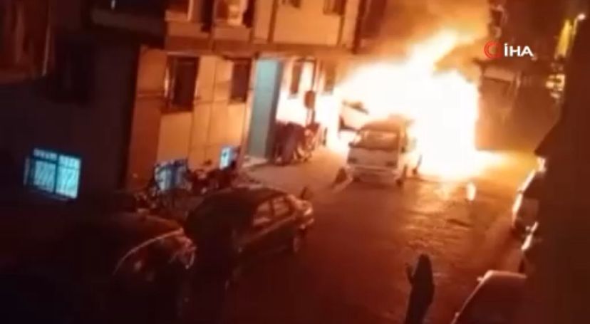 Bahçelievler’de 5 araç alev topuna döndü;