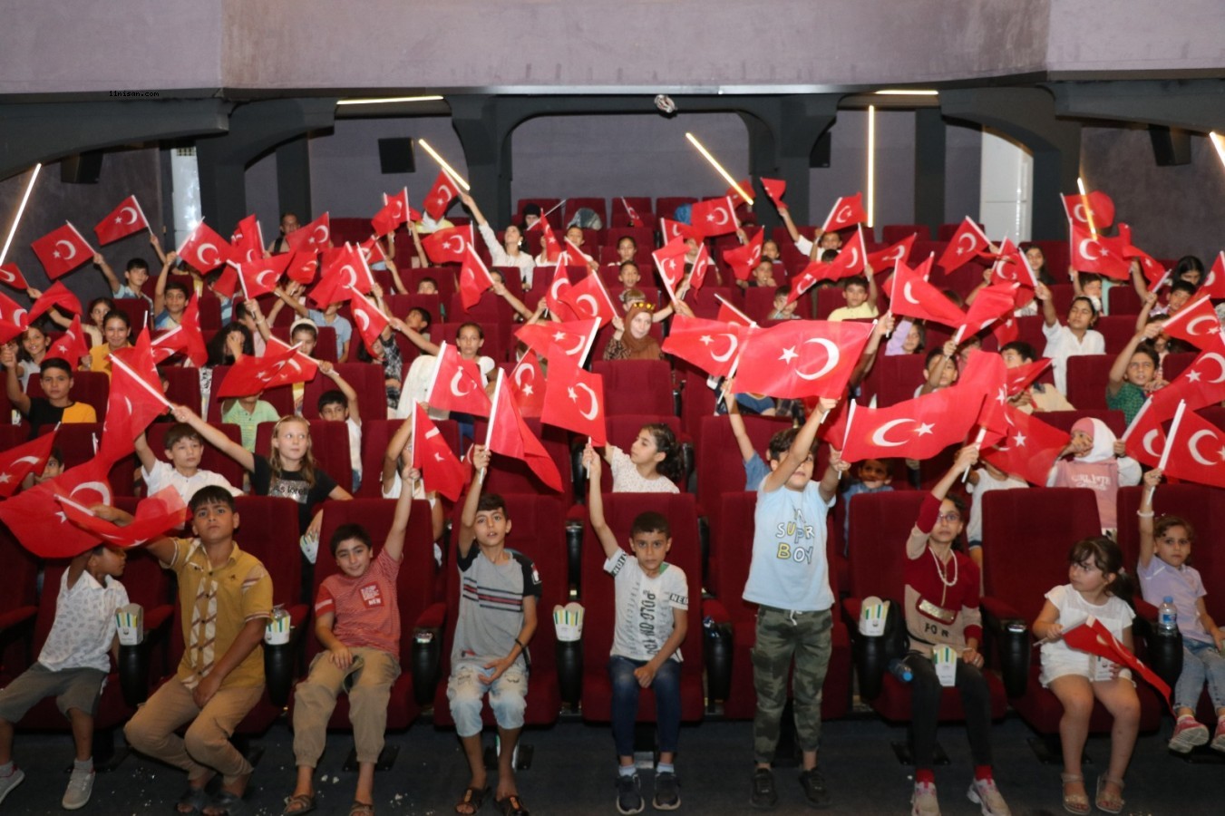 Urfalı çocuklar dijital sinemada film izledi;