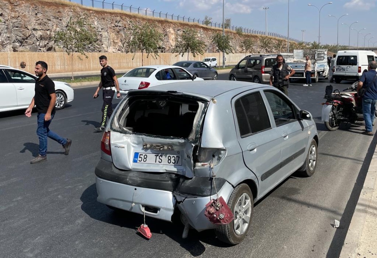 Karaköprü'de trafik kazası: Başkan Beyazgül yaralıların yardımına koştu;