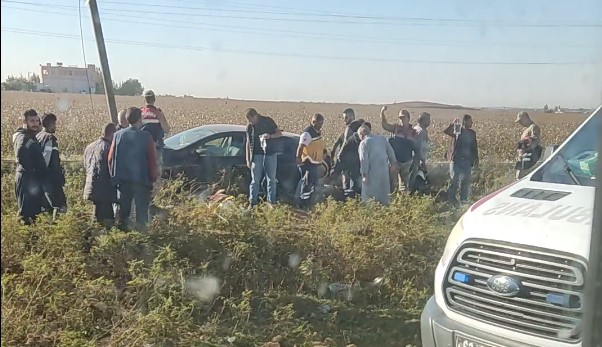 Şanlıurfa’da otomobil elektrik direğine çarparak durabildi: 3 yaralı;