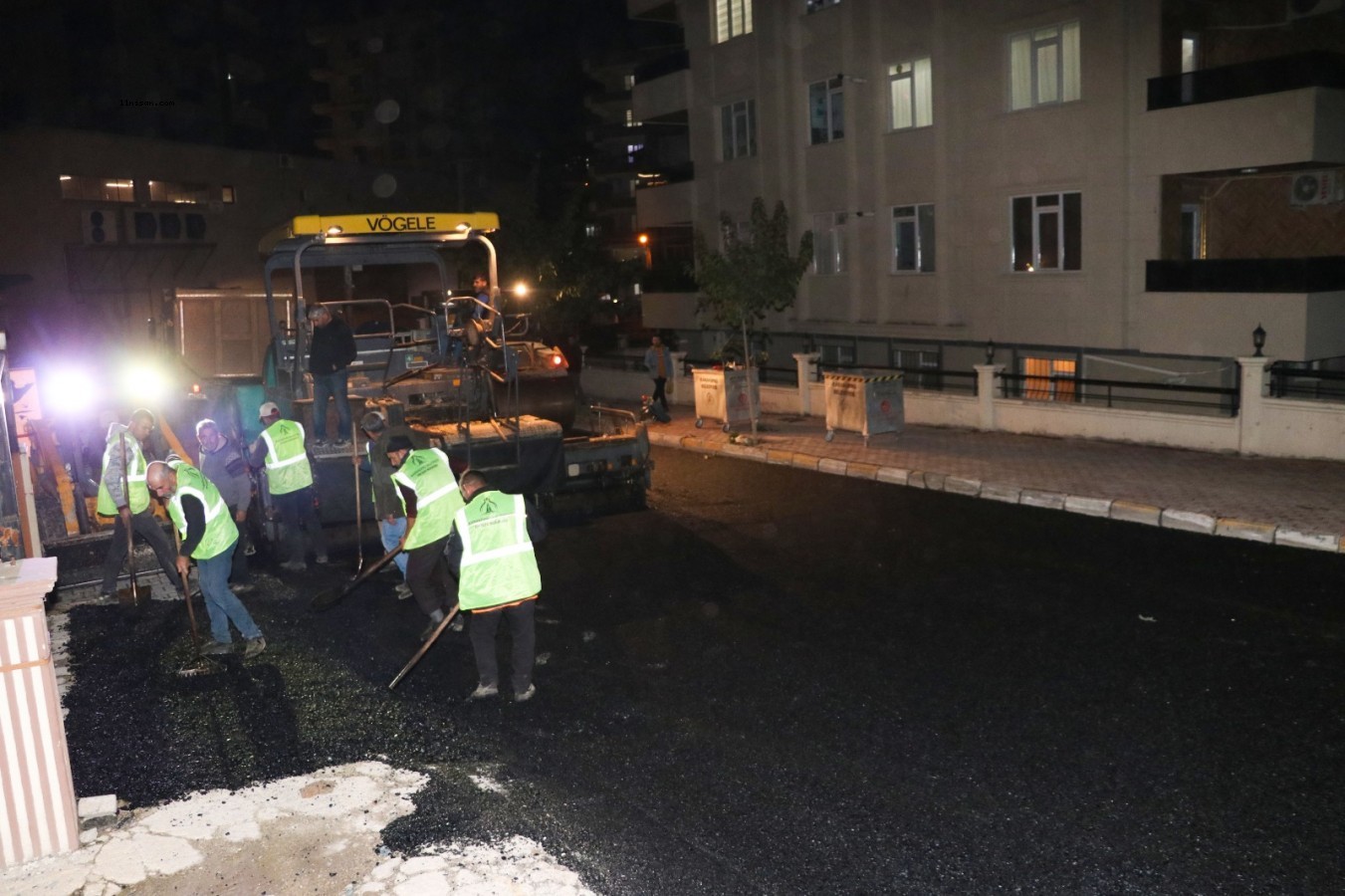 Karaköprü'de asfaltlama çalışmaları gece de devam ediyor;
