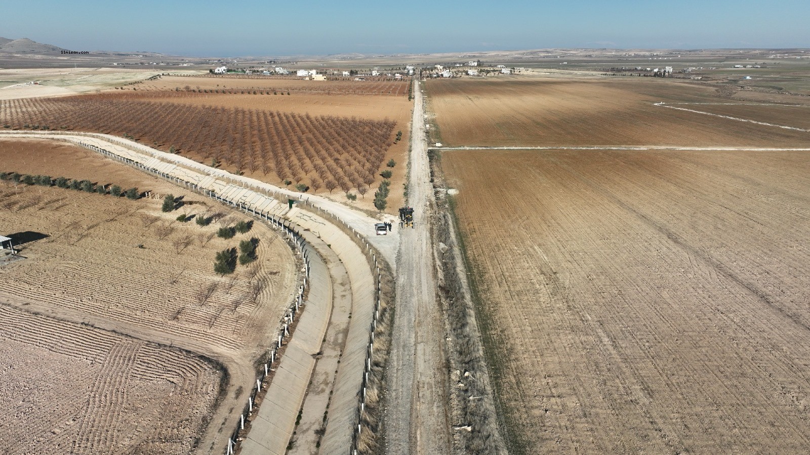 BÜYÜKŞEHİR BELEDİYESİ, KARAKÖPRÜ KIRSALINDA YOL ÇALIŞMALARINI SÜRDÜRÜYOR