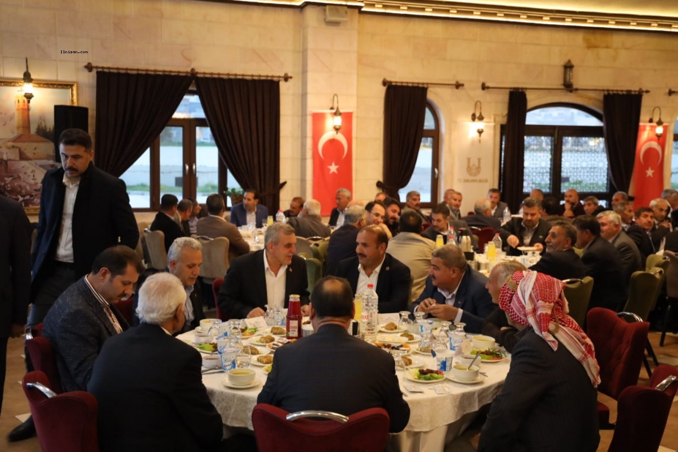 Vali Ayhan ve Başkan Beyazgül iftarda muhtarlarla buluştu;