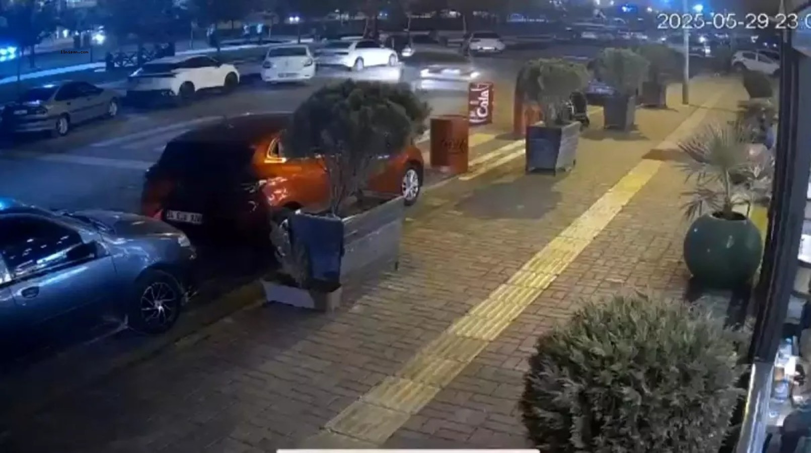 VİRANŞEHİR'DE OTOMOBİL KAZASI: 2 YARALI
