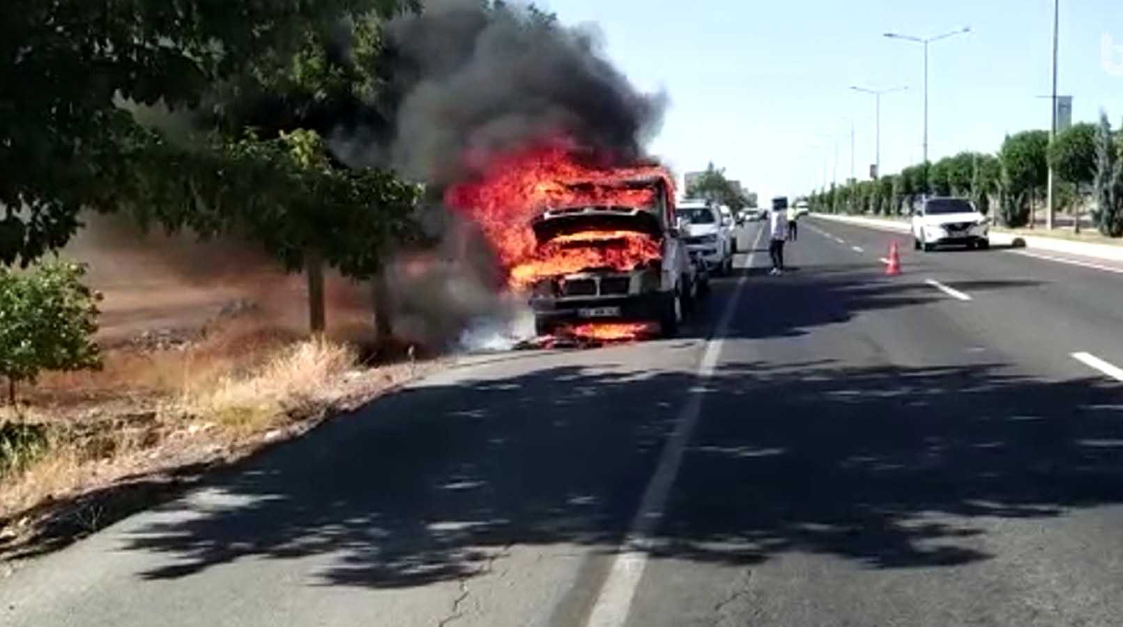 Urfa'da araç alev alev yandı, o anlar kameraya yansıdı!;