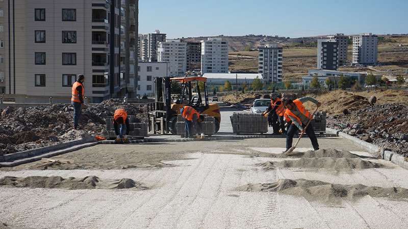 Karaköprü'de yeni yollar kilitli parkeyle döşeniyor;