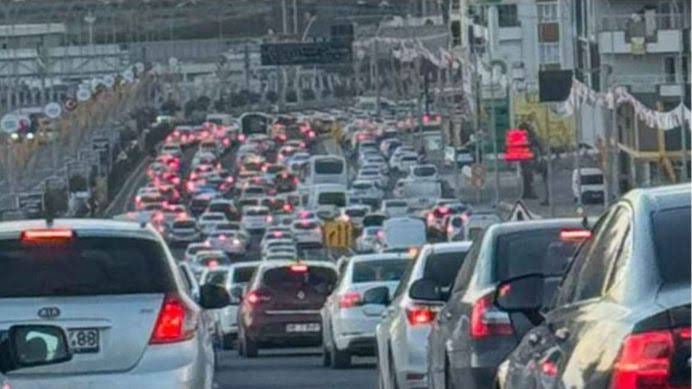 Şanlıurfa'da Mesai Çıkışı Trafik Çilesi!;