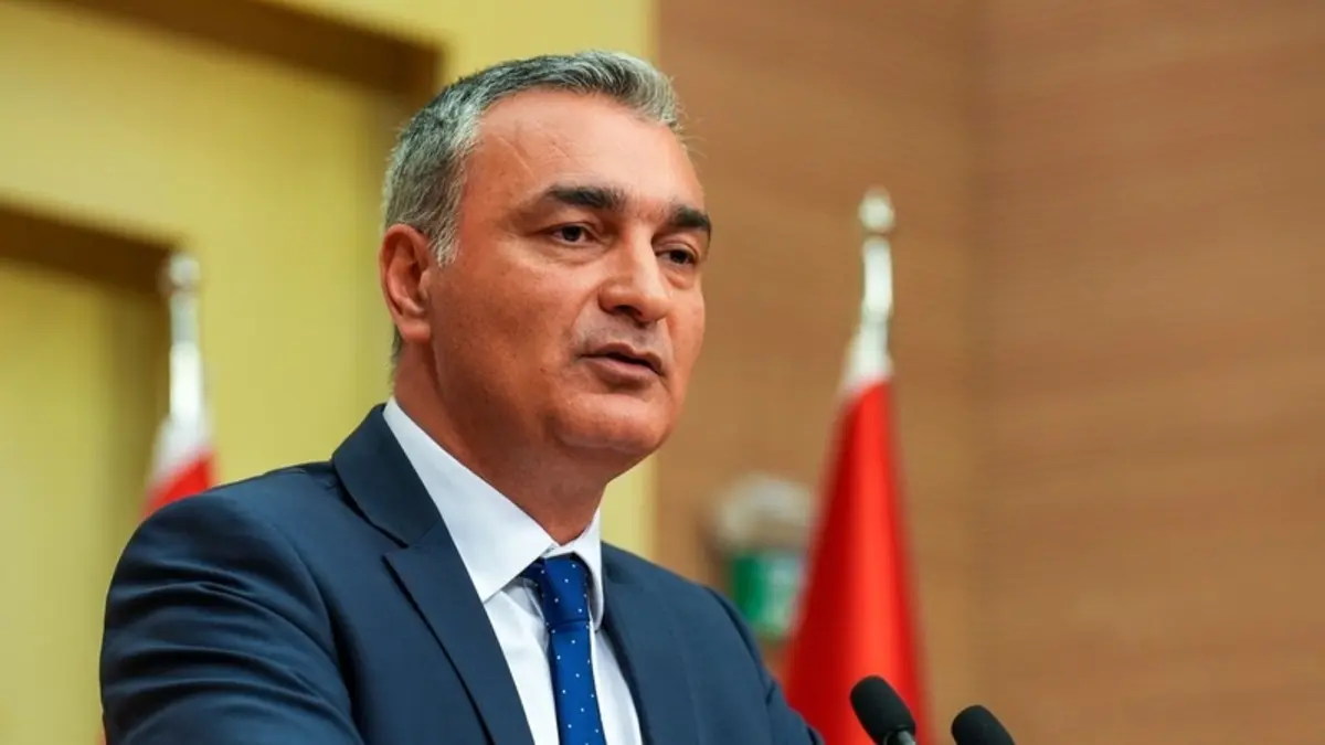 özgür sarı.webp